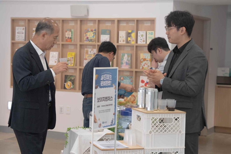 품평회중인 경기도농수산진흥원 최창수원장 ⓒ타임즈