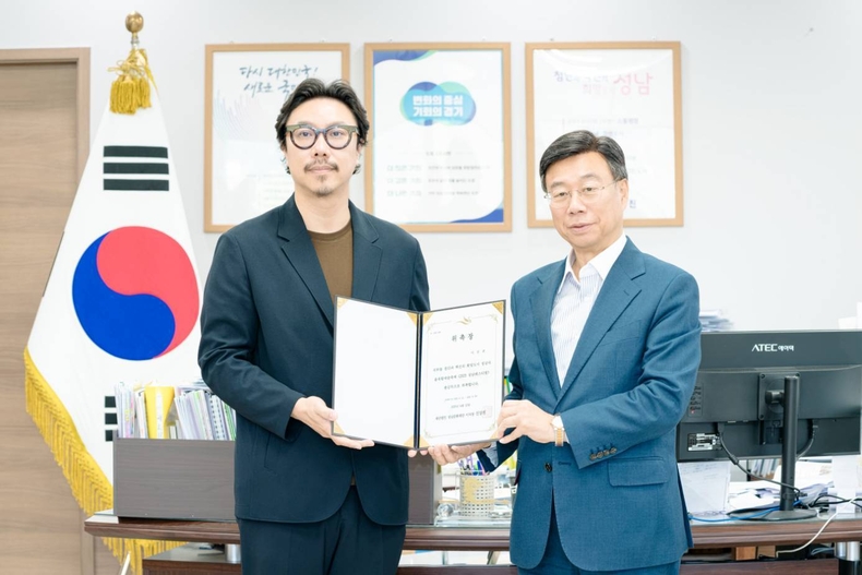 신상진 성남문화재단 이사장(사진 오른쪽)이 이진준 2025 성남페스티벌 총감독(사진 왼쪽)에게 위촉장을 수여하고 있다 ⓒ타임즈