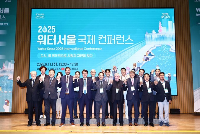 6월 11일(수), 서울시청 8층 다목적홀에서 개최된 ‘2025 워터서울 국제컨퍼런스’에 참석해 도시의 활력을 높이기 위한 수변도시 조성의 새로운 방향 모색을 통해 서울의 미래 비전을 다지는 계기가 되길 기대한다며 축하의 말을 전했다. ⓒ타임즈 