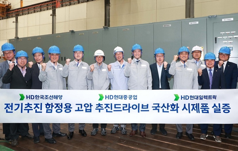 HD현대가 최근 ‘고압 추진 드라이브’ 제품을 개발하고 기술 시연회를 가졌다. HD한국조선해양 김성준 대표(사진 왼쪽에서 여덟 번째), HD현대중공업 주원호 특수선 사업대표(왼쪽에서 다섯 번째), HD현대일렉트릭 김영기 대표(왼쪽에서 일곱 번째), HD현대 설승기 기술자문(왼쪽에서 여섯 번째) ⓒ타임즈 