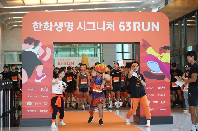 한화생명이 14일(토) 63빌딩의 249m, 1,251개의 계단을 오르는 국내 최초의 수직 마라톤 행사 「2025 한화생명 시그니처 63 RUN」를 개최했다. 이번 행사는 총 3개 부문으로 진행됐다. 14일(토) 63빌딩에서 열린 제21회 「2025 한화생명 시그니처 63 RUN」참가자들이 힘차게 출발하고 있다. ⓒ타임즈 