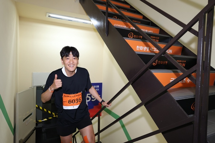 14일(토) 63빌딩에서 열린 제21회 「2025 한화생명 시그니처 63 RUN」참가자들이 힘차게 출발하고 있다. ⓒ타임즈 
