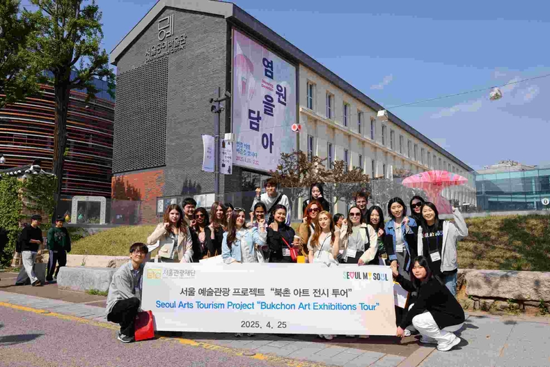 (사진2) 서울관광재단이 주관한 _북촌 아트 전시투어_의 참가자들이 서울공예박물관 앞에서 단체 기념사진을 촬영하고 있다 ⓒ타임즈