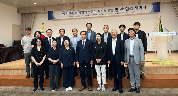 강석주 의원(두번째줄 왼쪽에서 네번째)이 기념사진을 촬영하고 있다. ⓒ타임즈 
