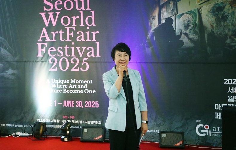 6월 17일(화) 16시 송파구 롯데마트 송파점 엠아트(M-Art)센터에서 열린 ‘2025 서울월드 아트페어 페스티벌’ 개막식에 참석했다. 1 ⓒ타임즈 
