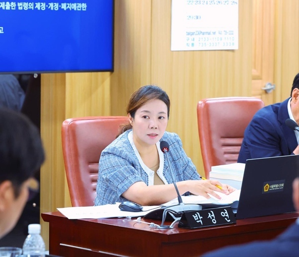박성연 시의원이 제331회 정례회 도시안전건설위원회 재난안전실 업무보고에서 질의를 하고 있다. ⓒ타임즈 
