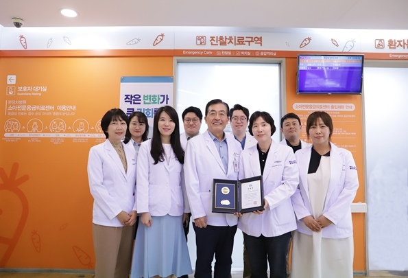 (사진 왼쪽 세번째부터) 분당차여성병원 김영탁 원장과 백소현 소아응급의료센터장, 소아응급의료센터 교수들이 기념촬영을 하고 있다. ⓒ타임즈 