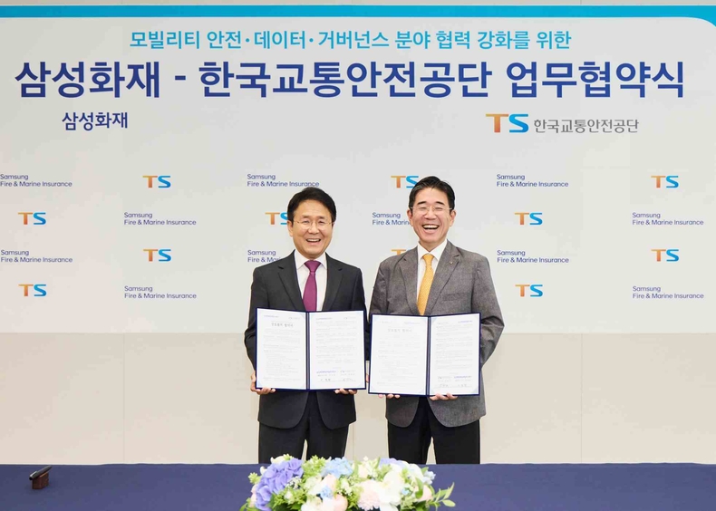 삼성화재, 한국교통안전공단과 업무협약(MOU) 체결 ⓒ타임즈<br>
삼성화재는 19일 삼성화재 본사에서 한국교통안전공단과 업무협약식(MOU)을 진행하였다.<br>
왼쪽부터 이문화 삼성화재 사장과 정용식 한국교통안전공단 이사장이 기념 사진을 찍고 있다.
