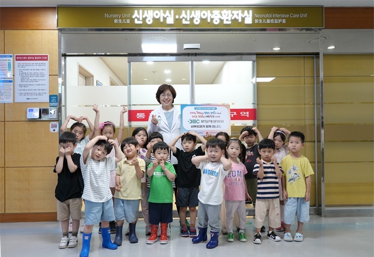 분당제생병원 산부인과 유정현 과장과 제생어린이집 아이들이 인구문제 인식개선 릴레이캠페인에 참여했다. ⓒ타임즈 