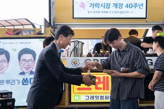 NH농협은행 강태영 은행장이 간식행사에서 쌀 소비 촉진 홍보활동의 일환으로 농협 즉석밥을 나누어 주고 있다. ⓒ타임즈 