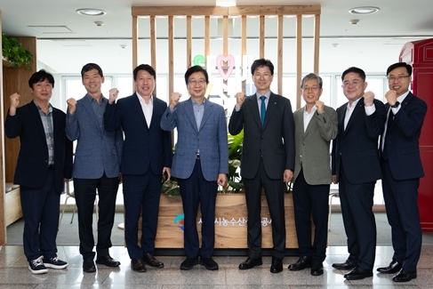 NH농협은행 강태영 은행장(왼쪽에서 5번째)과 서울시농수산식품공사 문영표 사장(왼쪽에서 4번째)이 행사에 앞서 기념사진 촬영을 하고 있다. ⓒ타임즈 