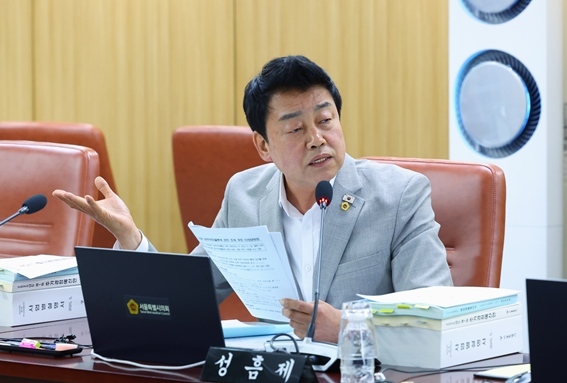 331회 정례회 기간 중 도시안전건설위원회에서 질의 중인 성흠제 의원 ⓒ타임즈 