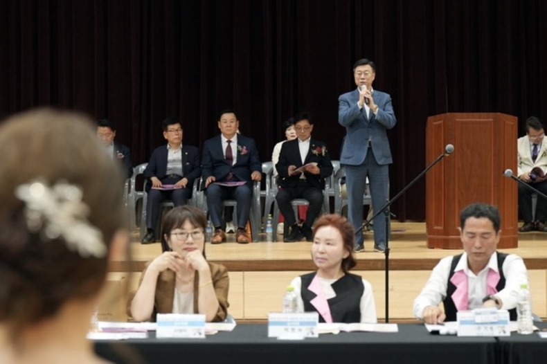 1. 신상진 성남시장이 28일 성남종합스포츠센터에서 열린 ‘제8회 성남시장배 생활체육 댄스스포츠대회’ 개막식에서 축사를 하고 있다 ⓒ타임즈