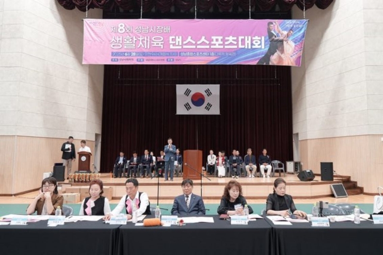 2. 신상진 성남시장이 28일 성남종합스포츠센터에서 열린 ‘제8회 성남시장배 생활체육 댄스스포츠대회’ 개막식에서 축사를 하고 있다 ⓒ타임즈
