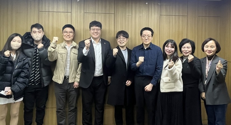 도곡공원역 신설 청원 준비한 주민분들과 김동욱 의원(사진 왼쪽에서 네 번째) ⓒ타임즈 