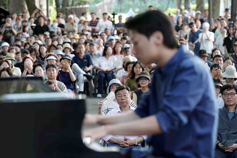 성남물빛정원 무대로 ‘금난새의 한여름 콘서트’ 개최, 시민들 ‘북적’(2) ⓒ타임즈
