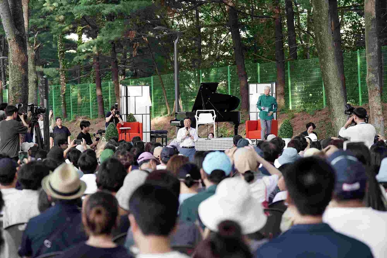 성남물빛정원 무대로 ‘금난새의 한여름 콘서트’ 개최, 시민들 ‘북적’(1) ⓒ타임즈