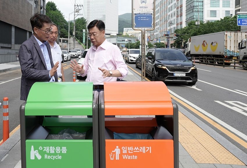 공보관-신상진 성남시장이 지난 6월 27일 거리에 설치한 쓰레기통에 대한 점검을 벌이고 있다. ⓒ타임즈 