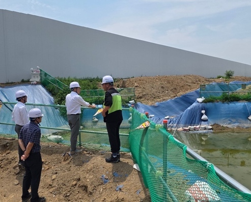 19일(목) 박동선 LH 국토도시본부장(가운데) 및 현장 관계자 등이 우기 대비 3기신도시 주요 건설현장 지구를 점검하고 있다. 1 ⓒ타임즈