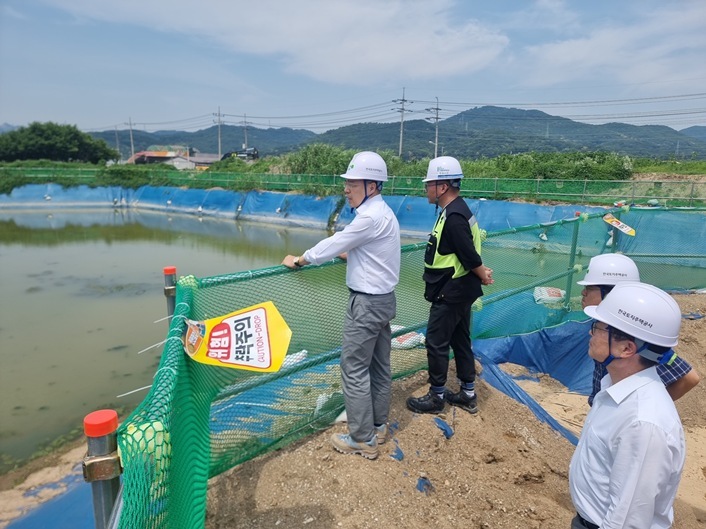 19일(목) 박동선 LH 국토도시본부장(가운데) 및 현장 관계자 등이 우기 대비 3기신도시 주요 건설현장 지구를 점검하고 있다. 2 ⓒ타임즈 