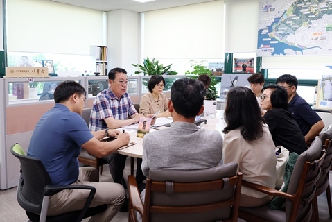 7월 11일 시흥시 거북섬 내 아쿠아펫랜드 A동에 입주 예정인 ‘㈜캠핑의 추억’ 대표 및 관계자들과 간담회를 갖고, 현재 이들이 겪고 있는 입주 관련 애로사항과 상권 침체 문제에 대한 의견을 청취하며 해법을 모색했다. ⓒ타임즈 