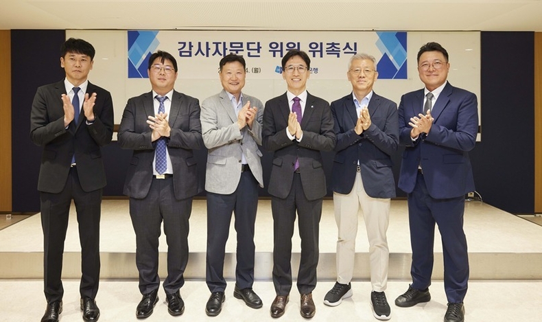 사진은 지난 14일 서울 중구 기업은행 본점에서 열린 감사자문단 위원 위촉식에서 (왼쪽부터) 이상목 법무법인 와이케이 변호사, 김정현 법무법인 세종 수석전문위원, 이종운 서강대학교 초빙교수, 전병목 IBK기업은행 감사, 최준묵 한국CIA위원회 위원장, 정성욱 김&장 법률사무소 변호사가 기념촬영을 하고 있는 모습 ⓒ타임즈 