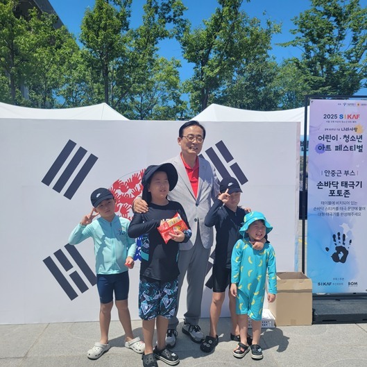  김형재 의원이 12일 개최된 ‘2025 광복 80주년 나라사랑 어린이·청소년 아트 페스티벌’에 참석해 어린이들과 함께 태극기 스티커 붙이기를 하고 기념촬영을 하고 있다. ⓒ타임즈 
