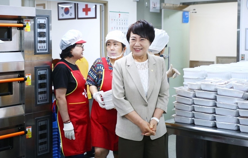 7월 16일(수) 오전, 대한적십자사봉사회 송파구협의회 주관 ‘초복맞이 삼계탕 나눔 행사’에 방문해 봉사자들을 응원하고 따뜻한 격려의 말을 전했다. 1 ⓒ타임즈 