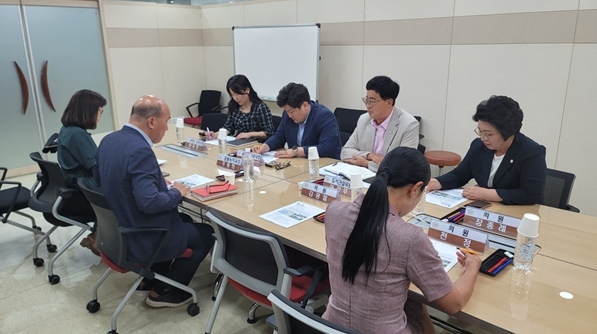 2025년 7월 15일, 송파구 잠실역 인근 신천근린공원 개선을 위한 간담회를 개최하고, 제한된 예산 속에서도 효과적인 사업 추진을 위한 전문가 자문과 용역의 필요성을 제기했다. ⓒ타임즈 