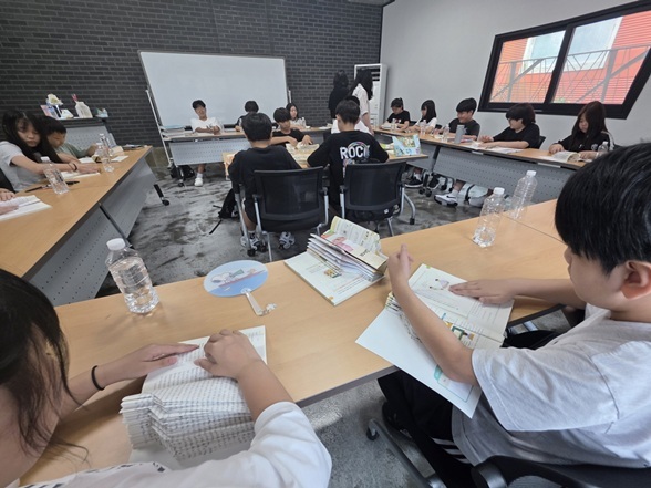 지난 7월 7일, 곤지향어울림마당에서 곤지암초등학생을 대상으로 버려진 책이 아이들의 손끝에서 멋진 예술작품으로 다시 태어나는‘폐북으로 작품 만들기’체험 프로그램을 성황리에 마무리했다고 밝혔다. 2 ⓒ타임즈 