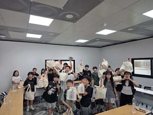 지난 7월 7일, 곤지향어울림마당에서 곤지암초등학생을 대상으로 버려진 책이 아이들의 손끝에서 멋진 예술작품으로 다시 태어나는‘폐북으로 작품 만들기’체험 프로그램을 성황리에 마무리했다고 밝혔다. 1 ⓒ타임즈 