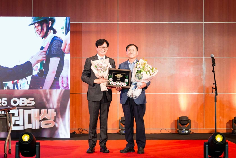 박태순 의장이 지난 17일 ‘OBS 자치분권대상’을 수상했다. 사진 오른쪽이 박태순 의장 ⓒ타임즈