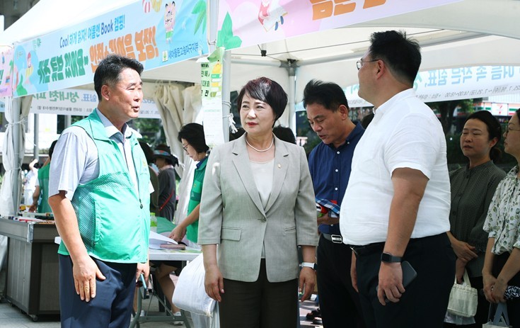 7월 22일(화) 오후 3시, 성내천 물놀이장 인근 벽천 분수대 주변에서 운영 중인 ‘성내천 피서지문고’를 방문해 현장을 둘러보고 관계자들을 격려했다. 1 ⓒ타임즈 