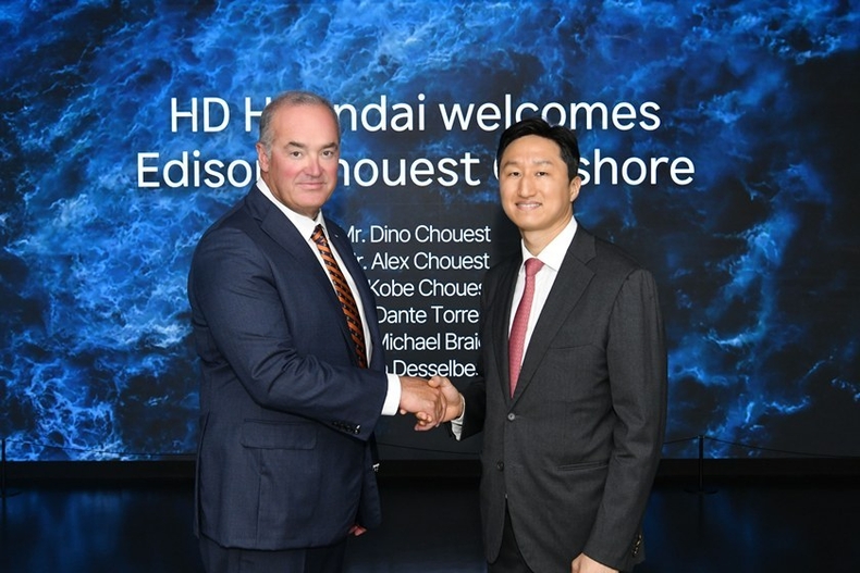 HD현대와 ‘에디슨 슈에스트 오프쇼어(Edison Chouest Offshore)’ 社가 최근 미국 내 컨테이너 운반선 공동 건조를 위한 세부 협력방안 등을 논의했다. 사진 오른쪽부터 정기선 HD현대 수석부회장, 디노 슈에스트(Dino Chouest) 에디슨 슈에스트 오프쇼어 대표 ⓒ타임즈 