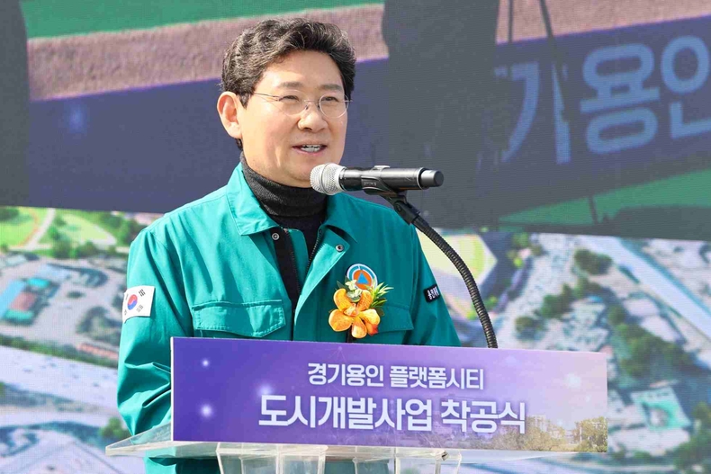 (사진-용인특례시)이상일 용인특례시장이 25년 3월 11일 열린 '경기용인 플랫폼시티 도시개발사업 착공식'에서 축하인사를 하고 있다.