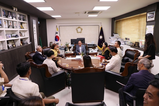 8월 1일(금) 오후 3시, 국제 문화예술 교류사업의 일환으로 홍천군을 찾은 필리핀 산후안 아티스트그룹을 홍천군의회에 초청해 환영의 시간을 가졌다. 1 ⓒ타임즈 