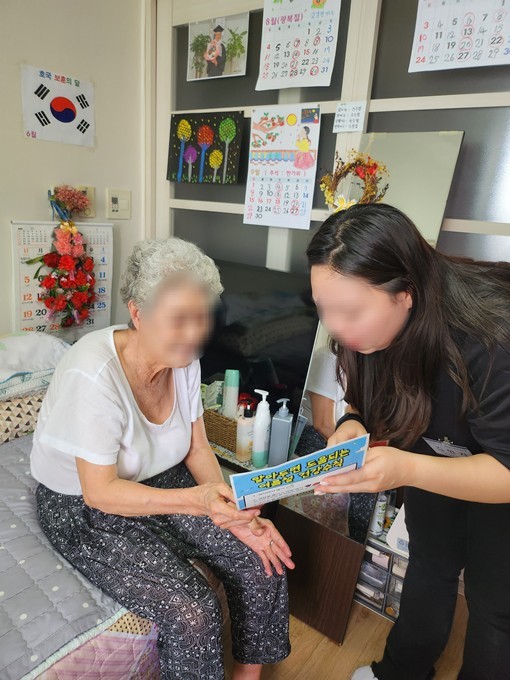 지난 7월 23일(수) 부터 24일(목)까지 이틀간, 분당구 지역 내 위기 및 취약 어르신 20가정을 대상으로 복날 맞이 보양식 나눔 행사를 진행하였다. 2 ⓒ타임즈 