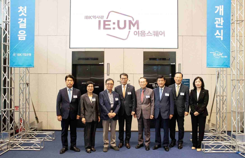 (IBK기업은행) IBK역사관 개관식 ⓒ타임즈<br>
<사진은 지난 1일 서울 을지로 본점에서 김성태 IBK기업은행장(왼쪽 네 번째)이 IBK역사관 ‘이음스퀘어’ 개관식에서 기념촬영을 하고 있는 모습>