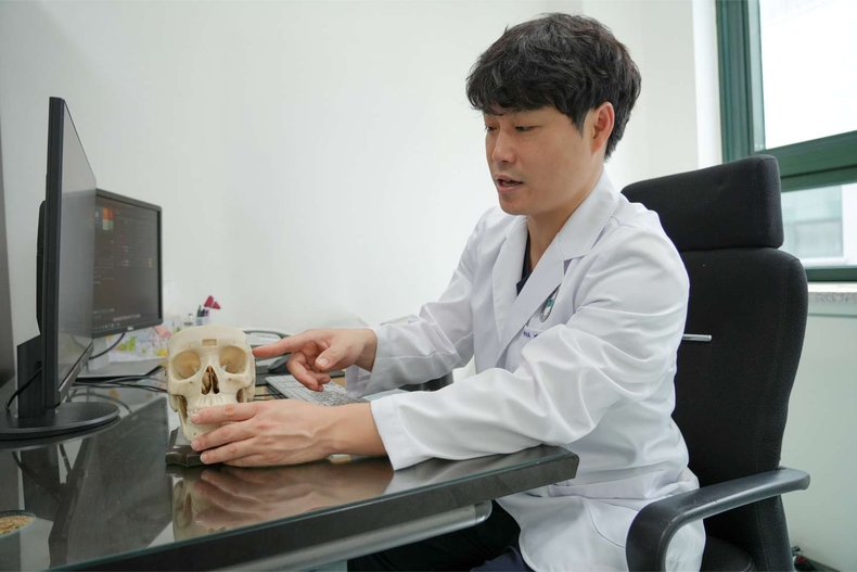 분당제생병원신경외과김현곤과장이환자에게설명하고 있다 ⓒ타임즈
