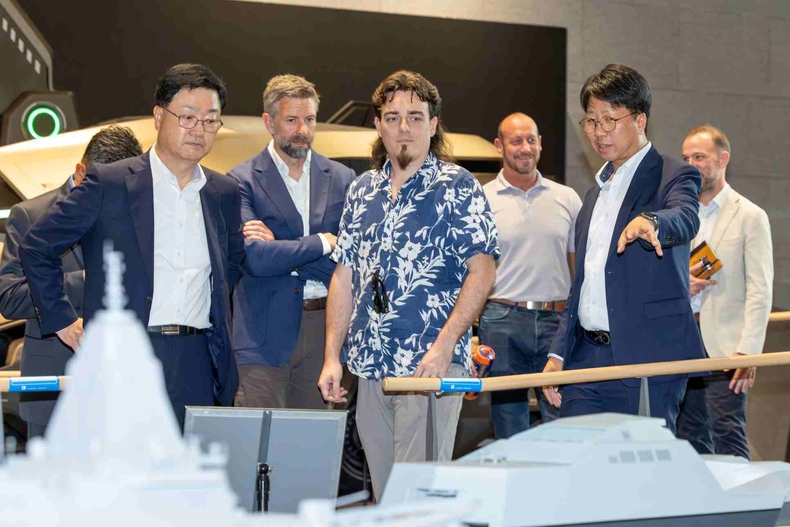 사진. 6일(수) HD현대 글로벌R&D센터를 방문한 팔머 럭키(Palmer Luckey) 안두릴 공동설립자가 HD현대가 개발 중인 무인수상정에 대한 설명을 듣고 있다. 사진 앞줄 왼쪽부터 주원호 HD현대중공업 특수선사업대표, 팔머 럭키 안두릴 공동설립자. ⓒ타임즈