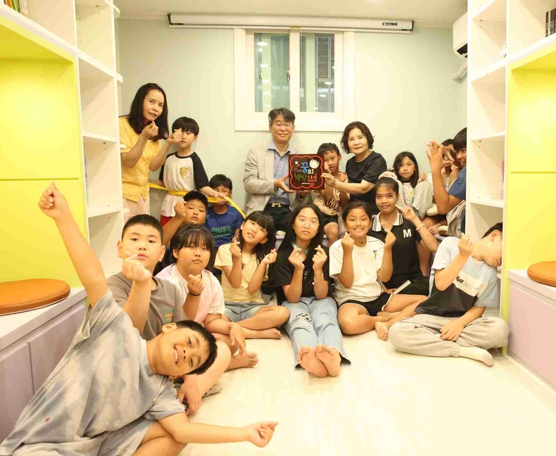 단체사진 ⓒ타임즈<br>
Re 꿈의 책방 개소식 기념사진