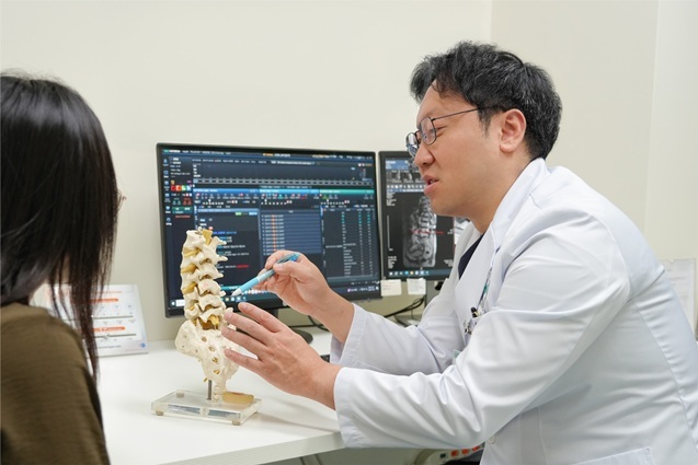 분당제생병원 척추센터 박종혁 과장(신경외과)이 환자에게 설명하고 있다 ⓒ타임즈 
