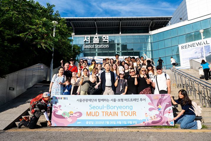 서울-보령 머드트레인 출발 전, 서울관광재단 대표이사와 참가자들이 기념촬영을 진행했다. ⓒ타임즈 