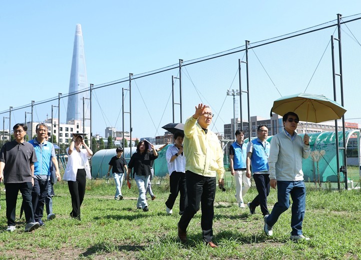 8월 12일 송파구 탄천유수지에서 서강석 송파구청장과 함께 현장을 점검하고, 공중화장실 추가 설치 방안에 대해 논의하였다. ⓒ타임즈 