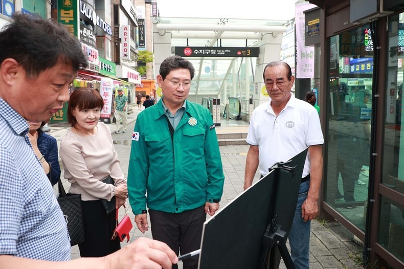 이상일 용인특례시장이 14일 수지구청역 버스정류장에서 노후차량 교체와 정류장 확장 계획을 보고받고 있다 ⓒ타임즈 