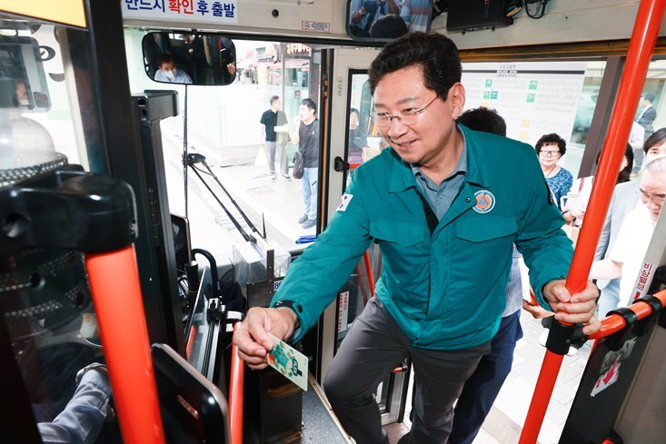 이상일 용인특례시장은 14일 노후 차량 상태 확인을 위해 조아용카드를 찍고 15-2번 마을버스에 승차했다 ⓒ타임즈 