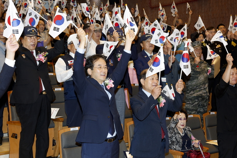 광복절의 의미를 되새기며 만세삼창을 하고 있다. ⓒ타임즈 