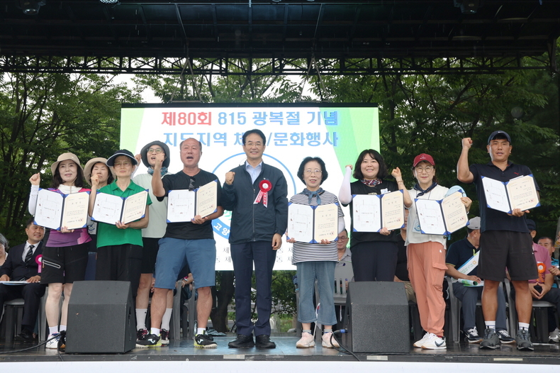  표창 대상자 9명과 이동환 고양특례시장 ⓒ타임즈 