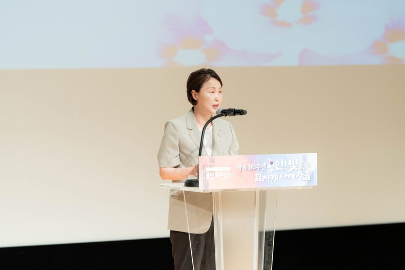 (사진) 유진선 용인특례시의회 의장은 15일 시청 에이스 홀에서 열린 제80주년 광복절 경축식에서 경축사를 하고 있다. ⓒ타임즈