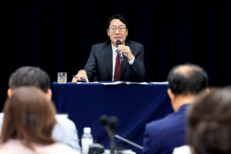 (250701) 정명근 화성특례시장이 1일 민선8기 3주년 시정브리핑에서 언론인과 질의응답하고 있다(1) ⓒ타임즈